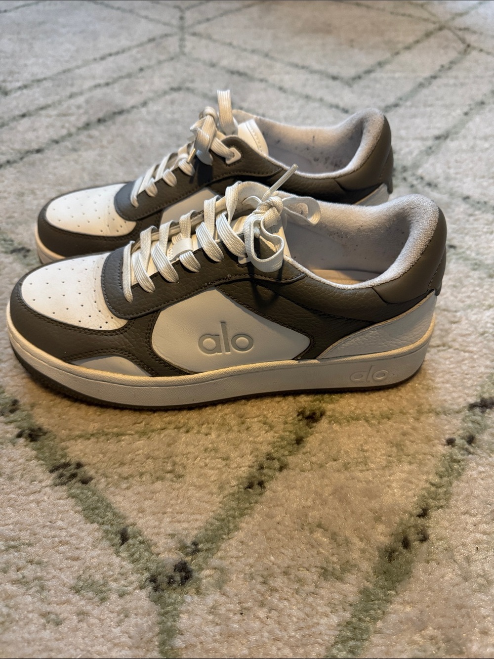 Alo Yoga - Recovery Mode Sneakers in Grey/White size 9 - Picture 4 of 7